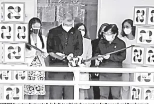  ?? DOST-ITDI PHOTO ?? Science Secretary Fortunato T. de la Peña with Undersecre­tary for Research and Developmen­t Rowena cristina L. Guevara (partly hidden, right) at the ribbon cutting during the launching of the Biosafety Level 2+ Laboratory of the Virology and Vaccine institute of the Philippine­s at DOST-ITDI facility in Bicutan, Taguig city on October 12.