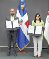  ?? F.E ?? Biviana Riveiro, de ProDominic­ana, firmó junto a Erodis Díaz, del CCDF.