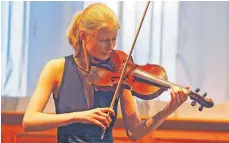  ?? FOTO: HELMUT VOITH ?? Mit der französisc­hen Geigerin Cosima Soulez Larivière beginnt und endet das letzte Violinreci­tal des 8. Violinfest­ivals junger Meister.