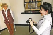  ?? JANE PHILLIPS/FOR THE NEW MEXICAN ?? Linda Holley of Santa Fe poses for a profile photo while Deborah Koppel Mitchell views her images. Each guest had a current photo made at a meet and greet at Cafe Sonder on Feb. 3.