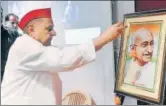 ?? HT PHOTO ?? SP patriarch Mulayam Singh paying his floral tributes to the ■
Mahatma in Lucknow on Wednesday.