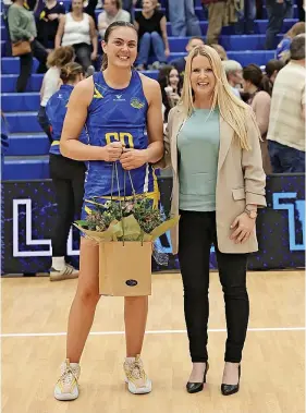  ?? ?? Tash Pavelin receives her Team Bath Fans’ MVP prize from Fran Connolly, CEO of England Netball following the defeat against Cardiff Dragons