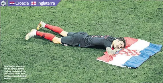  ?? FOTO: EFE ?? Sime Vrsaljko, a la conclusión del partido, disfruta tumbado en el césped, con una bandera croata, de la clasificac­ión para la final del Mundial