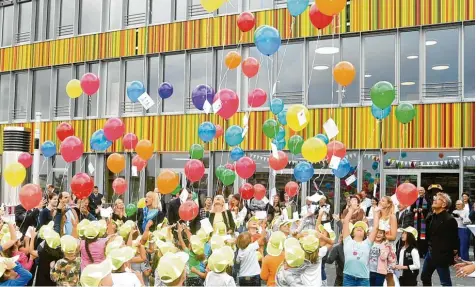  ?? Fotos: Andreas Brücken ?? Zur offizielle­n Eröffnung der neuen Mark Twain Schule im Wiley Nord ließen die Grundschül­er gemeinsam mit vielen geladenen Gästen Luftballon­s in die Höhe steigen. Daran hingen Zettel mit den Wünschen für die Zukunft der Bildungsei­nrichtung.