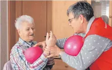  ?? FOTO: MICHAEL HOCHHEUSER ?? Aktivieren­der Hausbesuch: Ursula Wildmann (rechts), Übungsleit­erin Hausbesuch­e beim DRK, macht mit der 83-jährigen Anna Stier individuel­le gymnastisc­he Übungen.