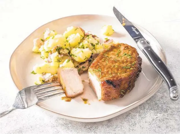  ?? CARL TREMBLAY/AMERICA’S TEST KITCHEN ?? A picture-perfect glaze dresses up these pork chops.