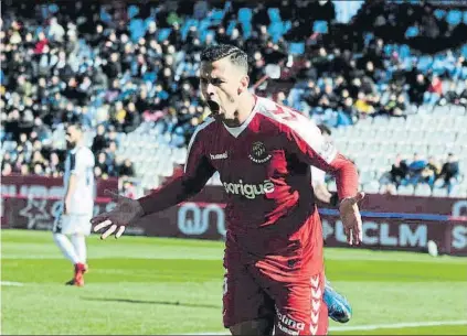  ?? FOTO: LOF ?? Álvaro Vázquez celebra su gol al Albacete. El delantero dio los tres puntos al Nano Rivas y los grana igualan en la tabla a los manchegos