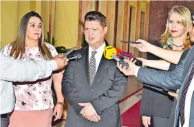  ??  ?? Jorge Fernández, acompañado de Liz Cramer (der.), ayer en Palacio de López.