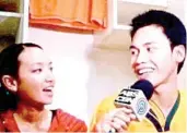  ??  ?? FEU’s Paul Alelu Flores is all smiles while being interviewe­d by the courtside reporter.