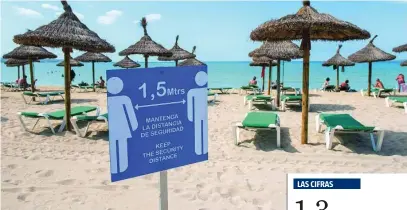  ?? EFE ?? Una playa de Mallorca con carteles pidiendo mantener la distancia de seguridad