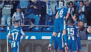  ??  ?? ÉXTASIS LOCAL. Los jugadores del Deportivo hacen una piña tras el gol de Pablo Marí en el descuento.