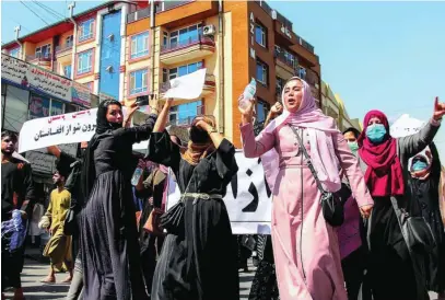  ?? EFE ?? Momento de la protesta de un grupo de mujeres afganas en Kabul contra el color negro impuesto por los talibanes