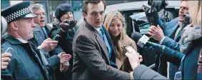  ?? NETFLIX/TNS ?? Rupert Friend and Sienna Miller (center) in “Anatomy of a Scandal.”