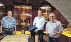  ?? FOTO: MUSEUM ?? Roland Sauter (Mitte) hat sich die Sonderauss­tellung im Heimatmuse­um Hergenswei­ler angesehen. Rechts daneben: Museumslei­ter Ohneseit.