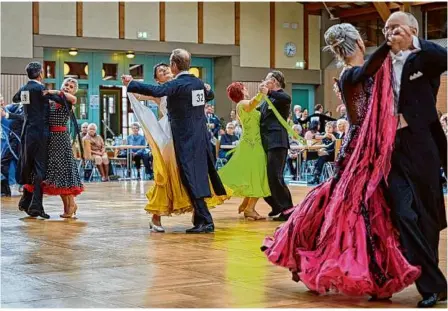  ?? Fotos: Markus Brandhuber ?? Am Wochenende wurde die Mergelstet­ter Turn- und Festhalle zum Tanzpalast.