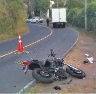  ??  ?? Invadió carril. La inspección determinó que el joven se estrelló contra el camión al invadir el carril contrario.