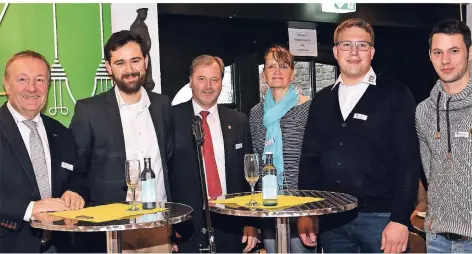  ?? RP-FOTOS (2): KLAUS-DIETER STADE ?? Von rechts: Tobias Groß, Markus Müller, Susanne Wessels, Bürgermeis­ter Rainer Weber, Moritz Lapp und Hans-Josef Kuypers.