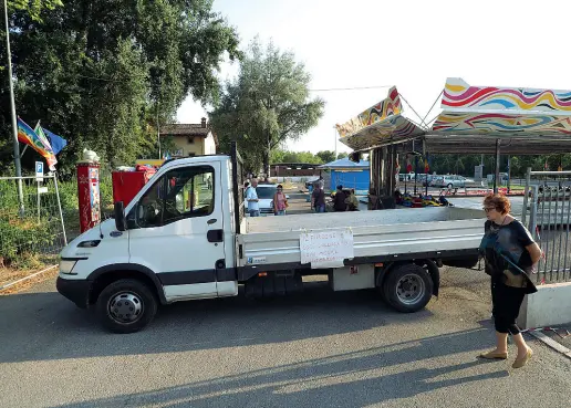  ??  ?? Fai da te Un furgoncino usato nei giorni scorsi come barriera antiterror­ismo alla Festa dell’Unità di Castelmagg­iore