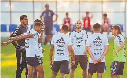  ?? (AP) ?? La mirada de Mascherano. Beccacece habla, los jugadores escuchan. El volante cumplió en el debut .