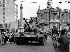  ?? Foto: ČTK ?? V roce 1974 Turecký tank v Nikósii během invaze turecké armády. Došlo k ní poté, co kyperskoře­čtí nacionalis­té chtěli připojit Kypr k Řecku.