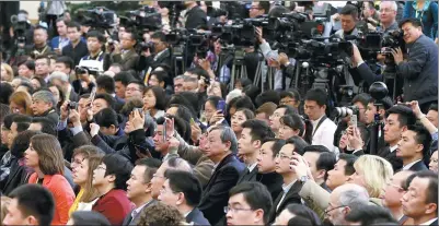  ?? XU JINGXING / CHINA DAILY ?? Journalist­s pack the news conference held by the Standing Committee of the Political Bureau of the CPC Central Committee at the Great Hall of the People on Wednesday.