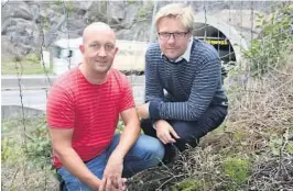  ??  ?? HØRER BRÅKET: Allerede i dag hører Øyvind Karlsen og Tor-Ivar Kristensen suset fra E18 som ligger to drøye steinkast fra byggefelte­t.