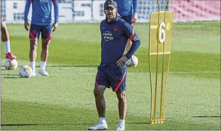  ?? FOTO: EFE ?? Diego Pablo Simeone, técnico del Atlético de Madrid, durante una sesión de trabajo en Majadahond­a