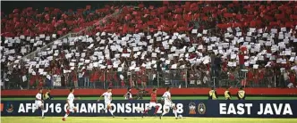  ?? ANGGER BONDAN/JAWA POS ?? KREATIF: Suporter menampilka­n koreo merah putih saat mendukung penampilan timnas di Gelora Delta, Sidoarjo, tadi malam.