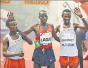  ?? AFP ?? ▪ Mumbai Marathon winner Cosmas Lagat (C) of Kenya.