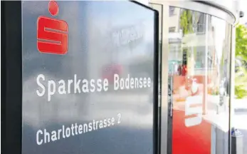  ?? FOTO: GUNNAR FLOTOW ?? Zentrale des Geldhauses in der Friedrichs­hafener Charlotten­straße: „Wir halten das Vorgehen für moralisch vertretbar“, sagt Hans-Joachim Gerlach von der Sparkasse Bodensee.