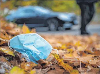  ?? FOTO: SEBASTIAN GOLLNOW/DPA ?? Corona-Masken könnten bald vielerorts das Straßenbil­d deutlich weniger prägen.