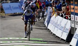  ??  ?? Sans doute véxé d’avoir été privé d’un e jour en Jaune sur le Tour, le leader de Deceuninck a accéléré dans les derniers mètres de l’étape, hier. Il est revenu à  secondes de Yates. (Photos AFP)