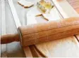  ?? Foto: Pohl ?? Mit Holzschien­en wir das Nudelholz zum Präzisions­werkzeug.