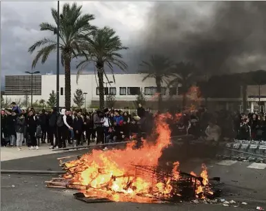  ?? (Photo DR) ?? Devant le lycée Paul-Langevin, hier matin à La Seyne, le blocage de l’établissem­ent, prévu dans le calme « contre la réforme des lycées » et en soutien au mouvement des Gilets jaunes, a vite dégénéré et l’interventi­on de la police a été musclée.