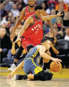  ??  ?? Stephen Curry (au sol) à la peine devant Kyle Lowry: tout un symbole.