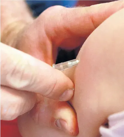  ??  ?? Die Immunisier­ung gegen zehn Krankheite­n soll zu Beginn des kommenden Schuljahre­s in Italien Pflicht werden. Doch viele Eltern wehren sich dagegen, dass ihre Kinder geimpft werden müssen.