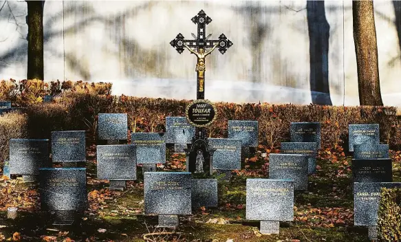  ?? Foto: Dan Materna, MAFRA ?? Na žulových deskách je uvedeno 248 jmen obětí komunismu, většina z nich ale na zdejším hřbitově pravděpodo­bně pohřbena není.