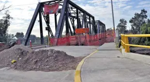  ?? Foto: José Almanza ?? La obra se suspendió varias ocasiones debido al aumento del nivel del agua en el río Lerma. /