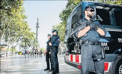  ?? XAVIER CERVERA / ARCHIVO ?? Un mosso de la Brimo con un fusil G36 en la rambla de Barcelona, el verano pasado