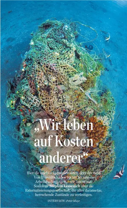  ??  ?? Auf einem Quadratkil­ometer Meeresober­fläche schwimmen bis zu 18.000 Plastiktei­le: Das sei aber „nur die Spitze des Eisbergs“, sagt der deutsche Wissenscha­fter. Der große Rest sinke auf den Boden ab.