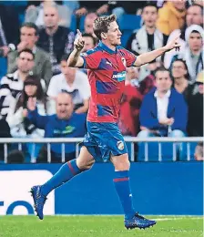  ?? FOTOS: AFP ?? Patrik Hrosovsky celebra el gol del descuento para el club checo, que puso a temblar el Bernabéu en los minutos finales.