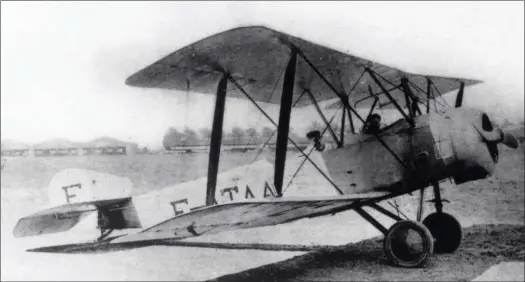  ?? DR/COLL. B. BOMBEAU ?? Antoine de Saint-Exupéry commença ses leçons de pilotage sur Farman F.40 avant de passer sur Sopwith “Strutter” (photo), biplace de reconnaiss­ance utilisé pendant la Première Guerre mondiale.