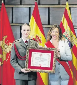  ?? JAVIER BELVER / EFE ?? Ayuntamien­to. La alcaldesa de Zaragoza, Natalia Chueca, le entregó el título de hija adoptiva de la ciudad