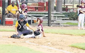  ?? EMMETT HALL/CORRESPOND­ENT ?? Tomahawks runner Ryan Novick steals home and points to the loose ball as the local 12-under squad defeated the Hialeah Lightning at Holiday Park in Fort Lauderdale.