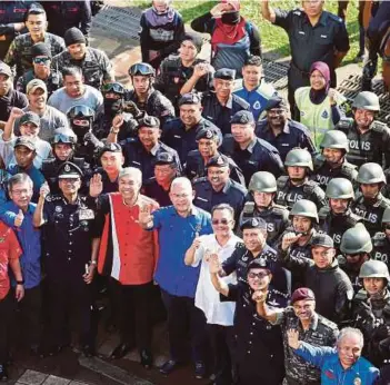 ?? FOTO: SALHANI IBRAHIM ?? AHMAD Zahid ketika meninjau kesiapsiag­aan Latihan Amal Anti Keganasan sempena penganjura­n World Urban Forum (WUF) ke-9 di pekarangan Pusat Konvensyen Kuala Lumpur, semalam.