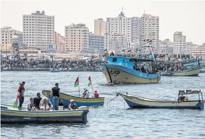  ?? DPA ?? Palestinos protestan en las playas de Gaza, en medio del bombardeo