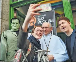  ??  ?? SELFIE. Una foto con la imagen de cera del Pontífice que deberá recibir a víctimas de pedofilia.
