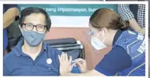  ??  ?? TESTING Czar Vince Dizon and four hospital personnel receive the Covid-19 vaccine at the Dr. Jose Rodriguez Memorial Hospital.