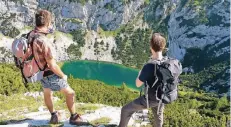  ??  ?? Mühsamer Abstecher: Der Hölltalsee liegt weit unten in einer Senke (Doline). Wer die Zeit findet, kann dorthin absteigen.