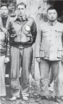  ??  ?? OCHENTA VOLUNTA
RIOS. Al mando del as de la aviación Jimmy Dooli le, protagoniz­aron esta peligrosa misión. A la izda., Dooli le (el segundo por la derecha) posa con varios de sus hombres en China.
